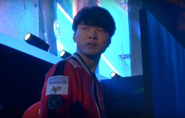 Zeka 真的是个聪明的家伙！在莎士比亚比赛中， Hanwha Life Esports 做出了决定性的决策，赢得了比赛，并在混乱中击败了 Nongshim RedForce 。