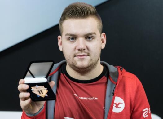 shanks小炮持续重火力压制 AL凶猛攻势24分钟速推JDG赢下首局